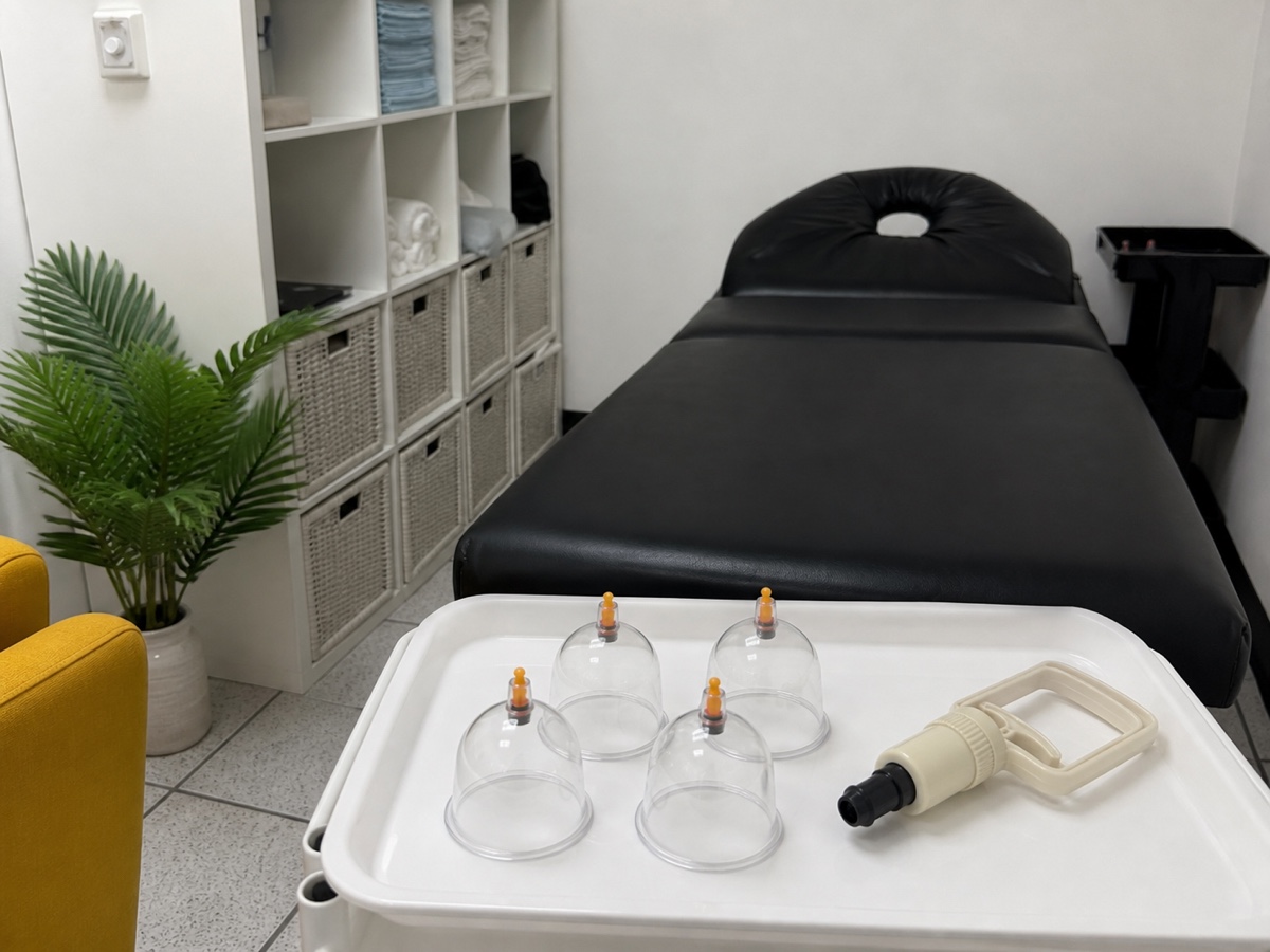 Terapia con ventosas realizada en la sala de tratamiento real